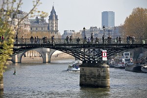 BALADE SUR LE PONT DES ARTS, PARIS (75), FRANCE