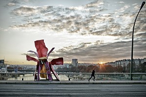 LE TELEPHONE EST UNE ŒUVRE D'ART CONTEMPORAIN IMAGINEE EN 2006 PAR L'ARTISTE FRANCAISE SOPHIE CALLE, ET CONCUE AVEC LA COLLABORATION DE L'ARCHITECTE AMERICANO CANADIEN FRANK GEHRY, DANS LE CADRE D'UNE COMMANDE PUBLIQUE DESTINEE A ACCOMPAGNER L'IMPLANTATION DU TRAMWAY DES MARECHAUX SUD A PARIS.INSTALLEE SUR LE PONT DU GARIGLIANO, ELLE CONSISTE EN UNE CABINE TELEPHONIQUE EN FORME DE FLEUR, N'AYANT PAS D'AUTRE FONCTION QUE DE RECEVOIR DES APPELS DE SOPHIE CALLE, 15 EME ARRONDISSEMENT, PARIS (75), FRANCE