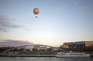 BORD DE SEINE, PARIS, FRANCE 