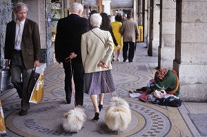 MENDIANTE, LES ARCADES DE LA RUE DE RIVOLI, LES PAUVRES COTOIENT LES RICHES, PARIS (75), FRANCE 