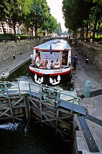 PENICHE AU CANAL ST MARTIN, PARIS (75), FRANCE 