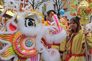 DEFILE DES DRAGONS ET JEUNE FEMME EN HABIT TRADITIONNEL POUR LE NOUVEL AN CHINOIS, FETE DE LA BONNE ANNEE, 13 EME ARRONDISSEMENT, PARIS (75), FRANCE 