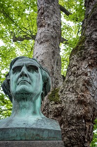 BUSTE DE LA SEPULTURE DE FRANCOIS ARAGO, ASTRONOME, PHYSICIEN ET HOMME POLITIQUE, CIMETIERE DU PERE-LACHAISE, PARIS 20 EME ARRONDISSEMENT, FRANCE 