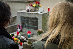 FEMMES DEVANT LE TOMBEAU DU CHANTEUR MYTHIQUE DES DOORS, JIM MORRISON NE JAMES DOUGLAS MORRISON, CIMETIERE DU PERE-LACHAISE, PARIS 20 EME ARRONDISSEMENT, FRANCE 