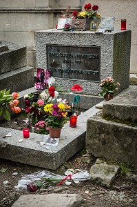 TOMBEAU DU CHANTEUR MYTHIQUE DES DOORS, JIM MORRISON NE JAMES DOUGLAS MORRISON, CIMETIERE DU PERE-LACAHAISE, PARIS 20 EME ARRONDISSEMENT, FRANCE 