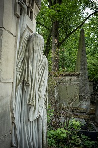 FEMME VOILEE ET PYRAMIDES DE SEPULTURES DU CIMETIERE DU PERE-LACHAISE, PARIS 20 EME ARRONDISSEMENT, FRANCE 
