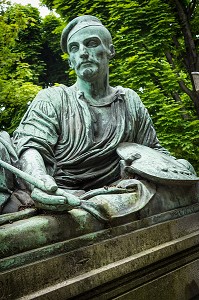 GISANT SUR LA SEPULTURE DU PEINTRE THEODORE GERICAULT REALISE PAR ANTOINE ETEX, CIMETIERE DU PERE-LACHAISE, PARIS 20 EME ARRONDISSEMENT, FRANCE 