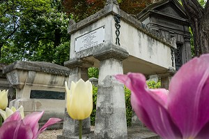 TOMBEAUX DES SEPULTURES DE L'AUTEUR DRAMATIQUE ET COMEDIEN JEAN-BAPTISTE POQUELIN, MOLIERE ET DE L'ECRIVAIN JEAN DE LA FONTAINE, CIMETIERE DU PERE-LACHAISE, PARIS 20 EME ARRONDISSEMENT, FRANCE 