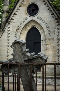 CROIX PENCHEE DEVANT UNE CHAPELLE DU CIMETIERE DU PERE-LACHAISE, PARIS 20 EME ARRONDISSEMENT, FRANCE 