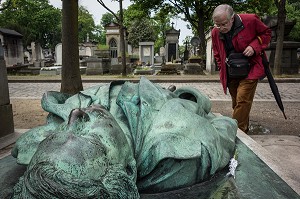 SEPULTURE DU CELEBRE JOURNALISTE VICTOR NOIR ASSASSINE A 21 ANS, BRONZE REALISE PAR JULES DALOU, CIMETIERE DU PERE-LACHAISE, PARIS 20 EME ARRONDISSEMENT, FRANCE 