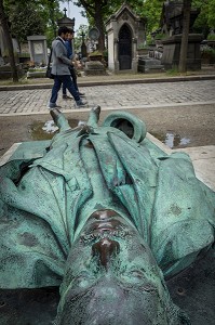 SEPULTURE DU CELEBRE JOURNALISTE VICTOR NOIR ASSASSINE A 21 ANS, BRONZE REALISE PAR JULES DALOU, CIMETIERE DU PERE-LACHAISE, PARIS 20 EME ARRONDISSEMENT, FRANCE 