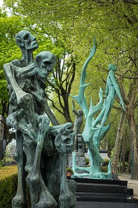 MONUMENT DE BUCHENWALD DORA REALISE PAR LOUIS BANCEL, EN MEMOIRE AUX JUIFS DEPORTES DANS LES CAMPS NAZIS, CIMETIERE DU PERE-LACHAISE, PARIS 20 EME ARRONDISSEMENT, FRANCE 