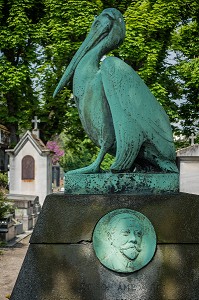 PELICAN EN BRONZE VERDI PAR LE TEMPS DE FERNAND DELAGE, CIMETIERE DU PERE-LACHAISE, PARIS 20 EME ARRONDISSEMENT, FRANCE 