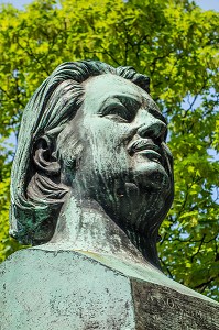BUSTE EN BRONZE SUR LA SEPULTURE DE HONORE DE BALZAC, CIMETIERE DU PERE-LACHAISE, PARIS 20 EME ARRONDISSEMENT, FRANCE 