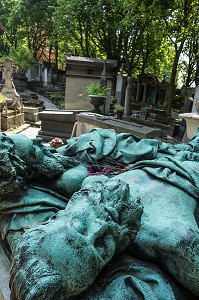 GISANT EN BRONZE DE J. CROCE-SPINELLI ET THEODORE SIVEL MORTS A 8600 METRES DE HAUTEUR DANS LE BALLON LE ZENITH LE 15 AVRIL 1875, CIMETIERE DU PERE-LACHAISE, PARIS 20 EME ARRONDISSEMENT, FRANCE 