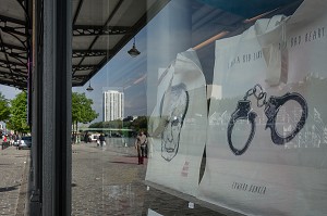 LIBRAIRIE BRANCHEE 'MK DVD LOIRE' SUR LES BORDS DU BASSIN DE LA VILLETTE SUR LE CANAL DE L’OURC, 19 EME ARRONDISSEMENT, PARIS, FRANCE 