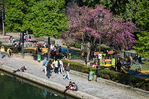 AMBIANCE DETENTE ET AIRE DE JEUX POUR LES ENFANTS SUR LES BORDS DU BASSIN DE LA VILLETTE AU PRINTEMPS, CANAL DE L'OURCQ, 19 EME ARRONDISSEMENT, PARIS, FRANCE 