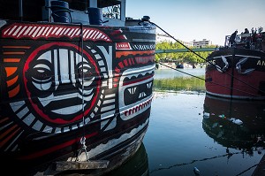 PENICHE PEINTE ET ANTIPODE, BASSIN DE LA VILLETTE SUR LE CANAL DE L’OURC, 19 EME ARRONDISSEMENT, PARIS, FRANCE 