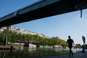 JOGGING DEVANT LES PENICHES, BASSIN DE LA VILLETTE SUR LE CANAL DE L’OURC, 19 EME ARRONDISSEMENT, PARIS, FRANCE 