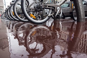 STATION DE VELIB (LOCATION DE VELOS EN LIBRE SERVICE) SOUS LA PLUIE, PARIS, FRANCE 