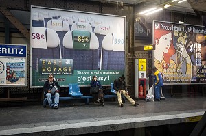 PASSAGERS ATTENDANT LE METRO SUR LE QUAI DE LA STATION AUSTERLITZ, PARIS, FRANCE 