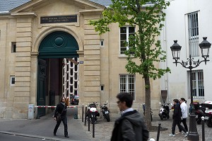 ENTREE DU CENTRE HOSPITALIER NATIONAL D'OPHTALMOLOGIE DES QUINZE-VINGT, HOPITAL DES 15-20, RUE DE CHARENTON, 12EME ARRONDISSEMENT, PARIS, FRANCE 