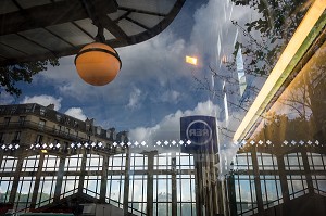 REFLET SUR L'ENTREE DE LA STATION DE RER DE PORT ROYAL, 6EME ARRONDISSEMENT, PARIS, FRANCE 