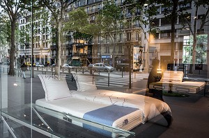 LA VILLE EN VITRINE D'UN MAGASIN DE LITERIE, BOULEVARD DU MONTPARNASSE, 6ME ARRONDISSEMENT, PARIS, FRANCE 