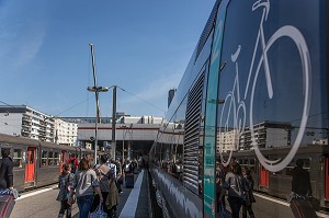 VOYAGEURS SUR LE QUAI DE LA GARE MONTPARNASSE-VAUGIRARD, PARIS 15EME, FRANCE 
