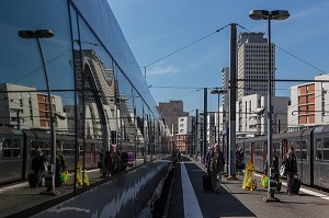 VOYAGEURS SUR LE QUAI DE LA GARE MONTPARNASSE-VAUGIRARD, PARIS 15EME, FRANCE 