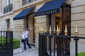FEMME DEVANT LA VITRINE DU MAGASIN DE LA MARQUE RALPH LAUREN, AVENUE MONTAIGNE, 8EME ARRONDISSEMENT, PARIS, FRANCE 