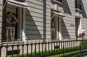 FEMME DEVANT LA VITRINE DU MAGASIN DE LA MARQUE CHANEL, AVENUE MONTAIGNE, 8EME ARRONDISSEMENT, PARIS, FRANCE 