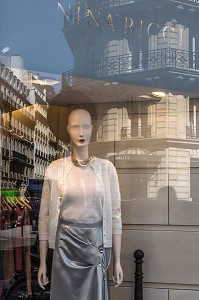 REFLET DE LA VITRINE DE LA MAISON NINA RICCI, AVENUE MONTAIGNE, 8EME ARRONDISSEMENT, PARIS, FRANCE 