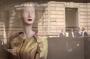 REFLET DE LA VITRINE DE LA MAISON NINA RICCI, AVENUE MONTAINE, 8EME ARRONDISSEMENT, PARIS, FRANCE 