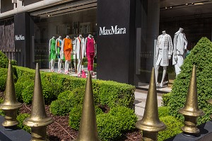 VITRINE DE LA BOUTIQUE MAX MARA, AVENUE MONTAIGNE, 8EME ARRONDISSEMENT, PARIS, FRANCE 