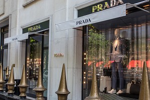 VITRINE DE LA BOUTIQUE PRADA, AVENUE MONTAIGNE, 8EME ARRONDISSEMENT, PARIS, FRANCE 