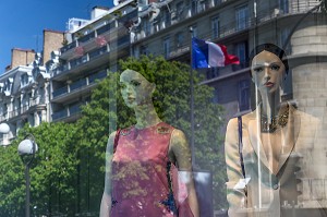 MANNEQUINS ET DRAPEAU FRANCAIS EN REFLET DANS LA VITRINE DIOR, RUE FRANCOIS 1ER, 8EME ARRONDISSEMENT, PARIS, FRANCE 