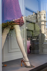JAMBES D'UN MANNEQUIN ET REFLETS DANS LA VITRINE DIOR, RUE FRANCOIS 1ER, 8EME ARRONDISSEMENT, PARIS, FRANCE 