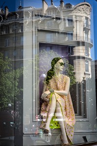 REFLET D'UN MANNEQUIN DANS LA VITRINE DIOR, RUE FRANCOIS 1ER, 8EME ARRONDISSEMENT, PARIS, FRANCE 
