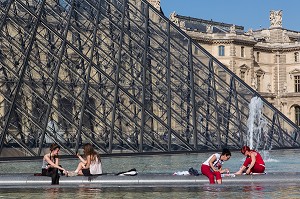 TOURISTES AU SOLEIL DEVANT LA PYRAMIDE ET LES BASSINS DU MUSEE DU LOUVRE, PARIS 1ER, FRANCE 