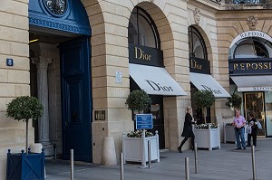 FEMME SORTANT DE LA BOUTIQUE DIOR SUR LA PLACE VENDOME, 1ER ARRONDISSEMENT, PARIS, FRANCE 