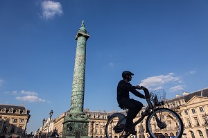 VELIB DEVANT LA COLONNE DE LA PLACE VENDOME, 1ER ARRONDISSEMENT, PARIS, FRANCE 