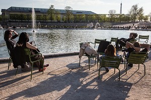 BAIN DE SOLEIL AU JARDIN DES TUILERIES, QUARTIER DU LOUVRE, RUE CASTIGLIONE, 1ER ARRONDISSEMENT, PARIS, FRANCE 