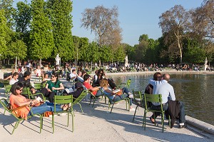 PERSONNES SE REPOSANT AUTOUR DU BASSIN OCTOGONAL, JARDIN DES TUILERIES, 1ER ARRONDISSEMENT, PARIS, FRANCE 