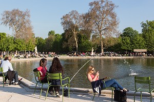 PERSONNES SE REPOSANT AUTOUR DU BASSIN OCTOGONAL, JARDIN DES TUILERIES, 1ER ARRONDISSEMENT, PARIS, FRANCE 