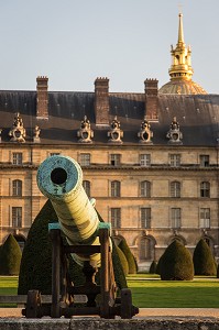 VIEUX CANON DU MUSEE DE L'ARMEE, HOTEL DES INVALIDES, 7EME ARRONDISSEMENT, PARIS, FRANCE 