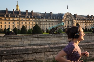 JOGGEUSE DEVANT LE MUSEE DE L'ARMEE, HOTEL DES INVALIDES, 7EME ARRONDISSEMENT, PARIS, FRANCE 