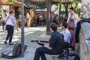 GROUPE DE MUSICIENS JOUANT DANS LA RUE POULBOT, BUTTE MONTMARTRE, 18 EME ARRONDISSEMENT, PARIS, FRANCE 