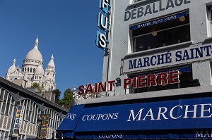 DOMES DE LA BASILIQUE DU SACRE-COEUR ET MARCHE AUX TISSUS SAINT-PIERRE DREYFUS, RUE LIVINGSTONE, BUTTE MONTMARTRE, 18 EME ARRONDISSEMENT, PARIS, FRANCE 