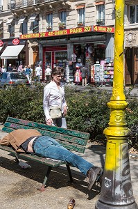 HOMME SANS ABRIS DORMANT SUR UN BANC, BOULEVARD DE CLICHY, 18 EME ARRONDISSEMENT, PARIS, FRANCE 